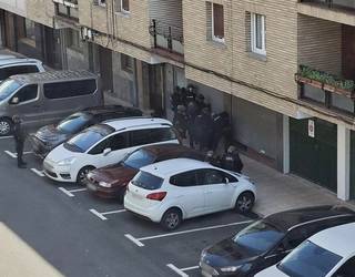 Ertzaintzak miaketak egin ditu herriko hainbat puntutan, ustezko hiltzailearen bila