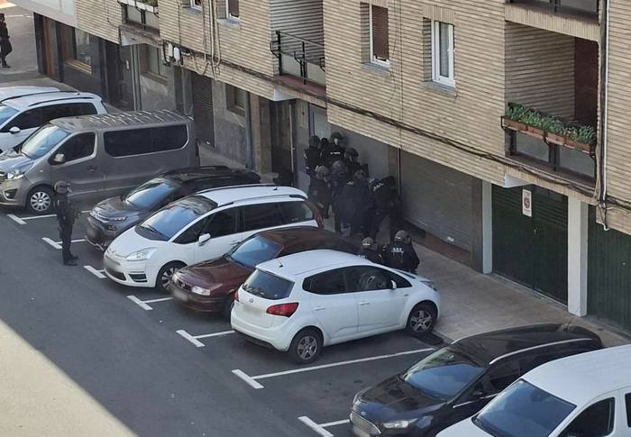 Ertzaintzak miaketak egin ditu herriko hainbat puntutan, ustezko hiltzailearen bila