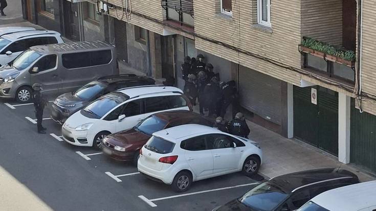 Ertzaintzak miaketak egin ditu herriko hainbat puntutan, ustezko hiltzailearen bila