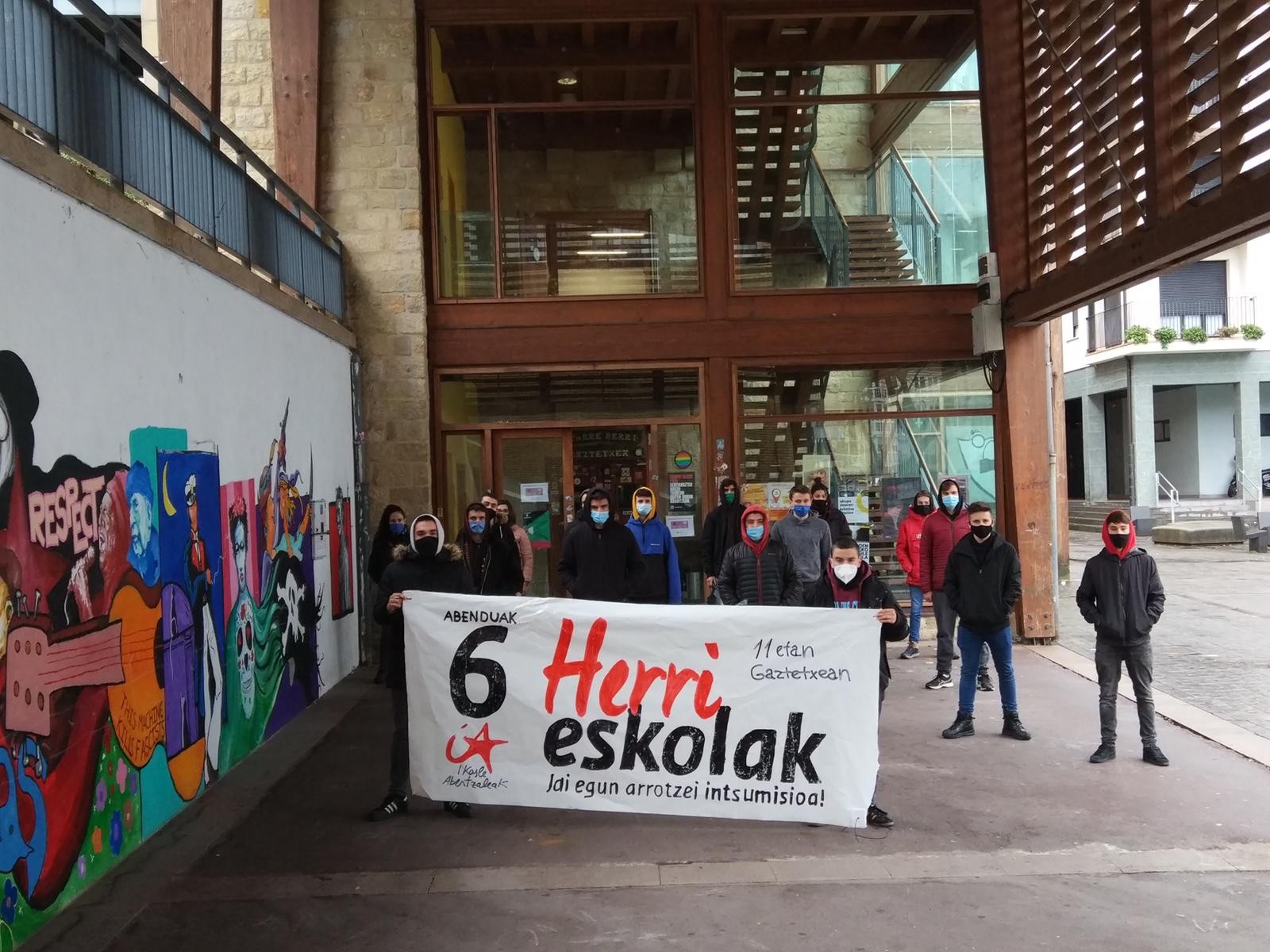 'Kontrol soziala hezkuntzan' hitzaldiarekin eman diete hasiera Herri Eskolei