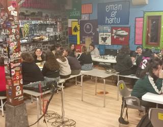 Bollo bertso afaria egin dute Gaztetxean, Martxoak 8aren harira