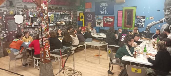 Bollo bertso afaria egin dute Gaztetxean, Martxoak 8aren harira