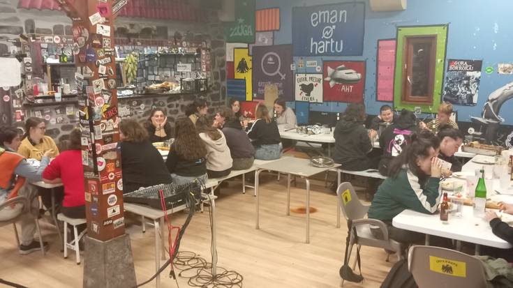 Bollo bertso afaria egin dute Gaztetxean, Martxoak 8aren harira