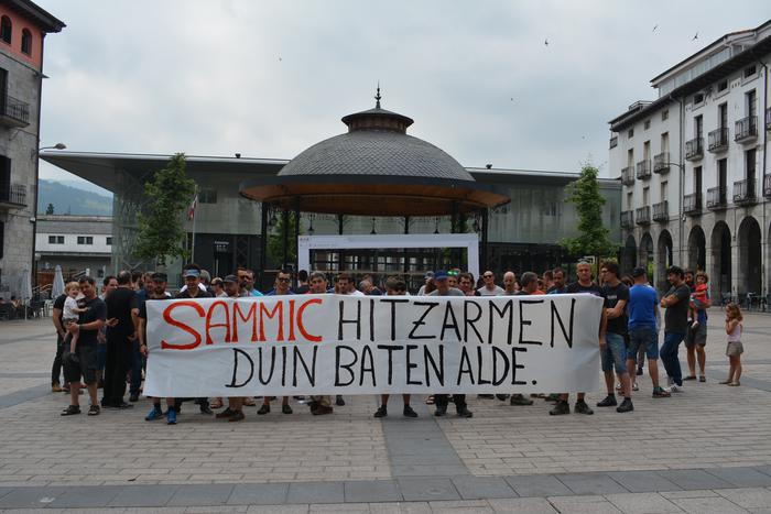 Sammic enpresako langileek elkarretaratzea egin dute Azpeitiko plazan