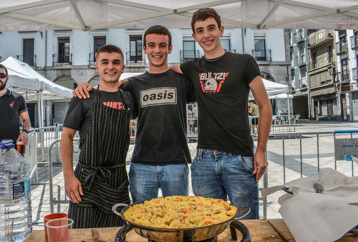 Umorez eta giro ederrean ospatu dute Azpeitiko Gaztetxearen 16. urteurrena
