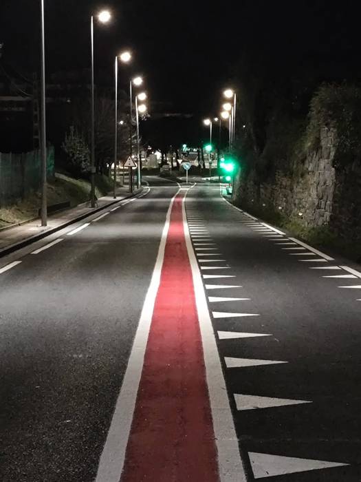 Bide onetik doaz herriko sarrerako pintaketa eta seinaletika lanak