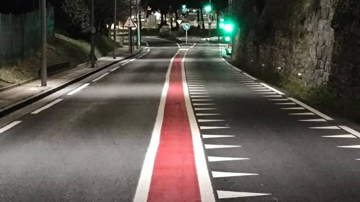 Bide onetik doaz herriko sarrerako pintaketa eta seinaletika lanak