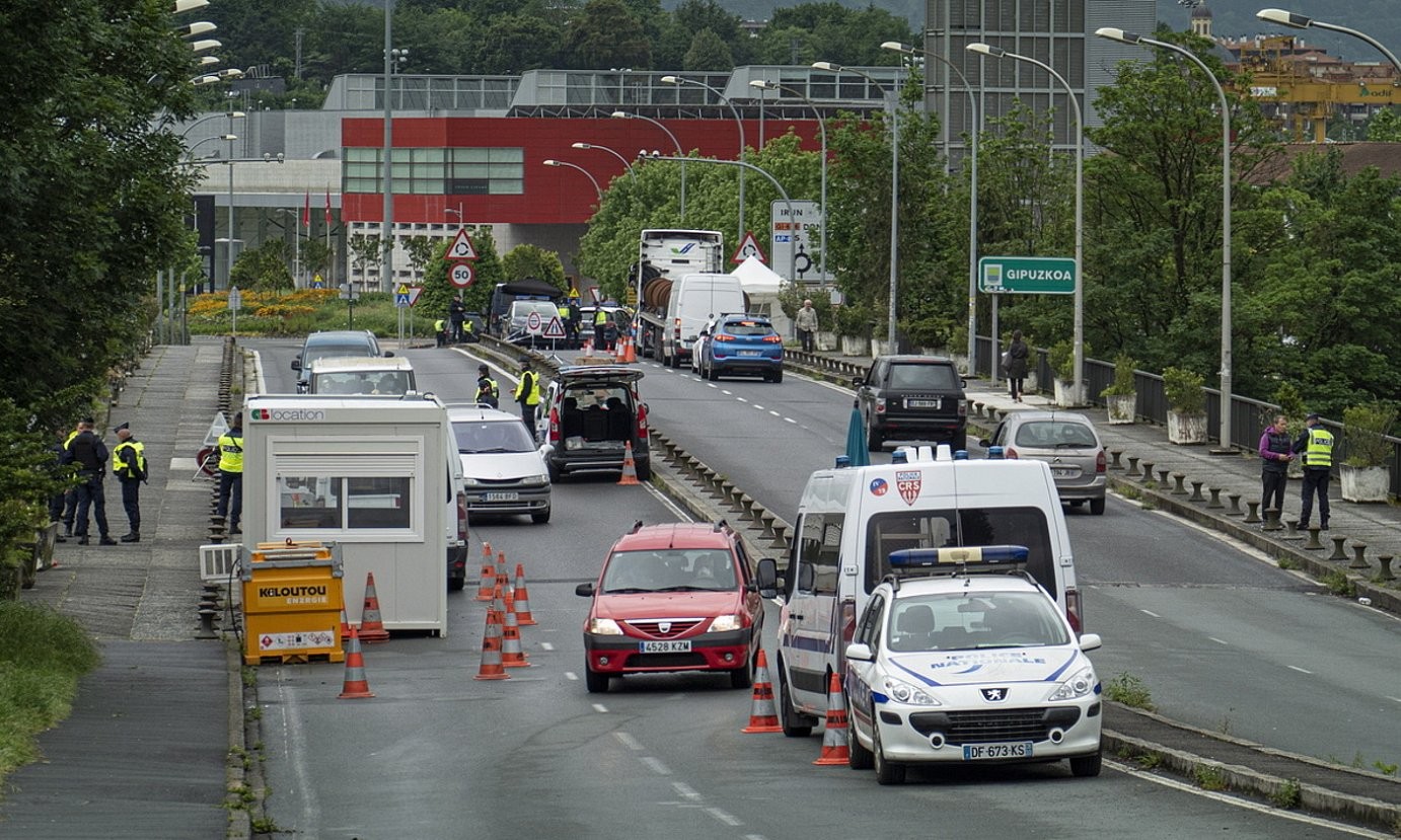 "Migratzaileak ibaia zeharkatzen hasi dira"