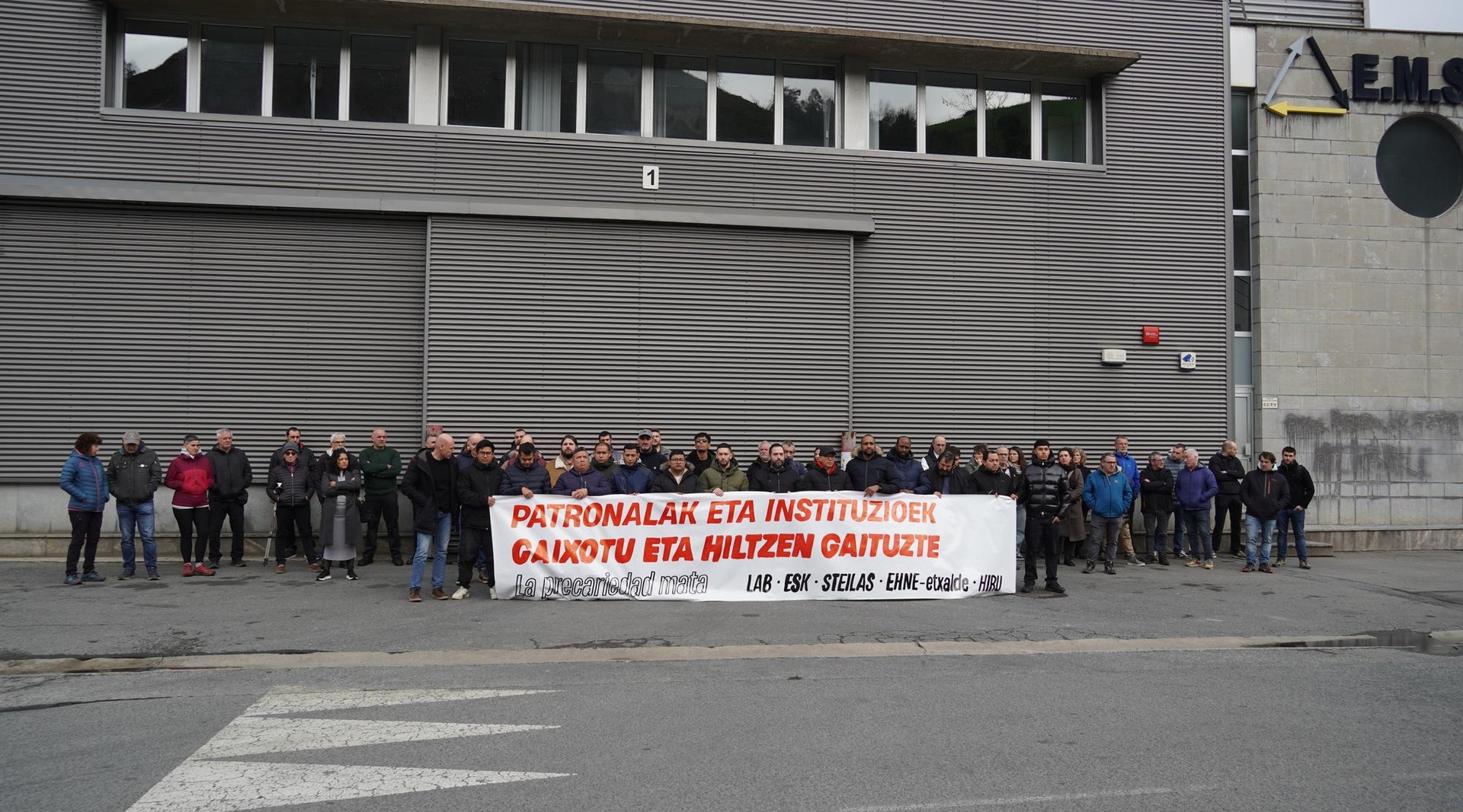 Ostiraleko heriotza gaitzesteko elkarretaratu dira Estaños Matiena enpresa aurrean