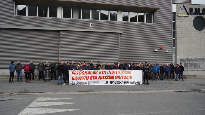 Ostiraleko heriotza gaitzesteko elkarretaratu dira Estaños Matiena enpresa aurrean