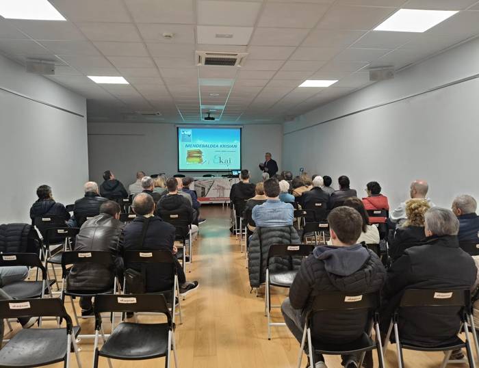 Mendebaldeko krisialdien gainean aritu da Adrian Zelaia