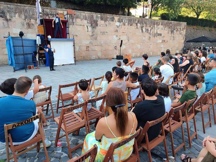 Zirkozaurrek 'Ardatza' ikuskizuna taularatu du Balda plazan