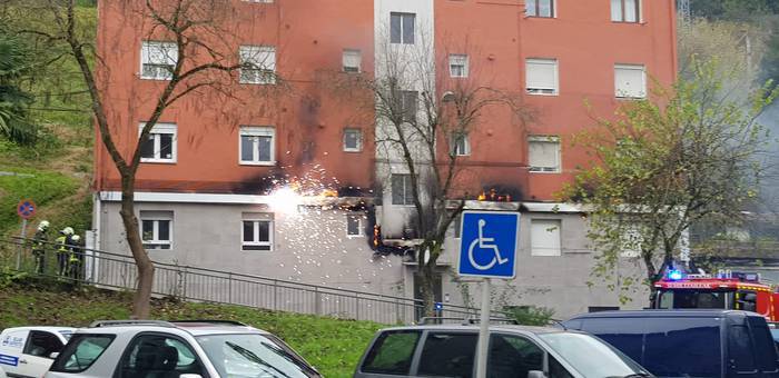 Txalon Errekako eraikin bateko argindar koadro batek su hartu eta bizilagunak etxeetatik atera dituzte