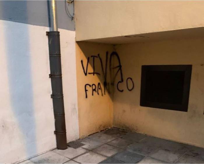 Pintaketa faxista bat agertu da Azkoitian