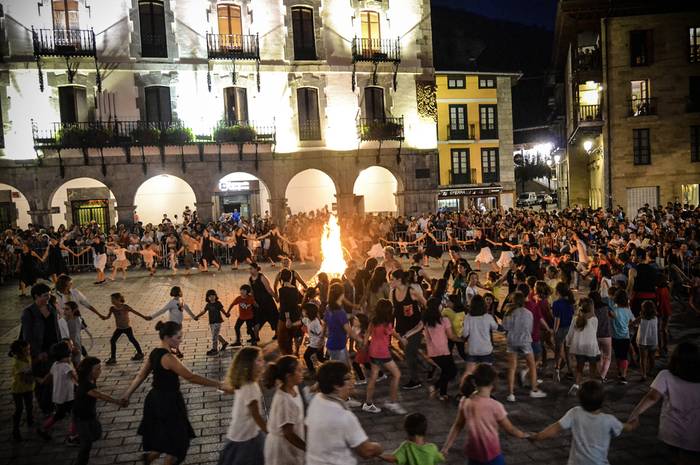 Dantza eta musika uztartuko dituzte igandean plazan, San Joan suaren bueltan