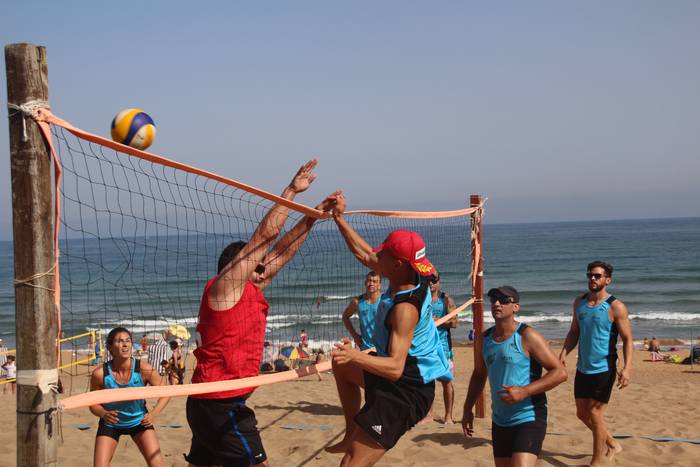ARGAZKI BILDUMA: Giro ederrean ari dira Zarauzko hondartzako boleibol txapelketan