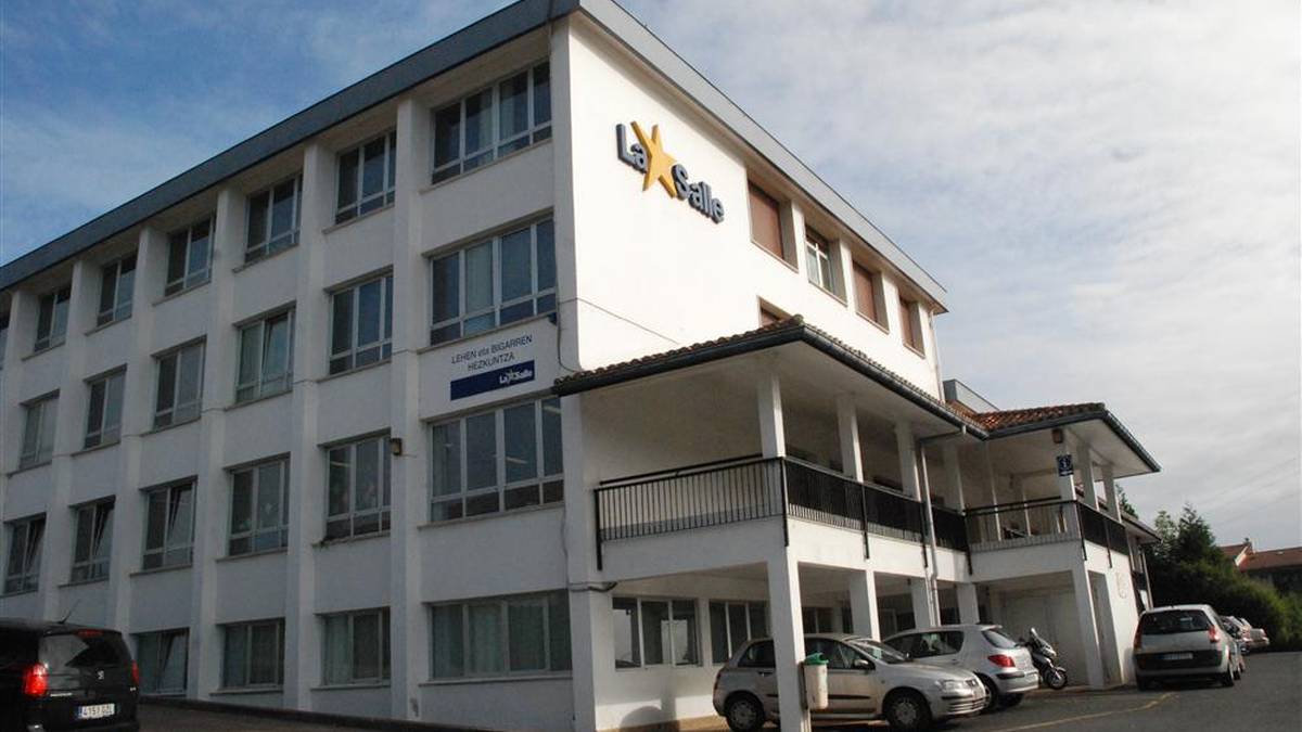 La Salle ikastetxeak eta onartu ez dituzten hamahiru familiek salaketa bana jarri dute Hezkuntza Sailaren kontra