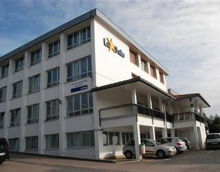 La Salle ikastetxeak eta onartu ez dituzten hamahiru familiek salaketa bana jarri dute Hezkuntza Sailaren kontra