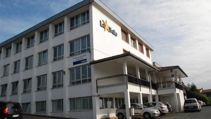La Salle ikastetxeak eta onartu ez dituzten hamahiru familiek salaketa bana jarri dute Hezkuntza Sailaren kontra