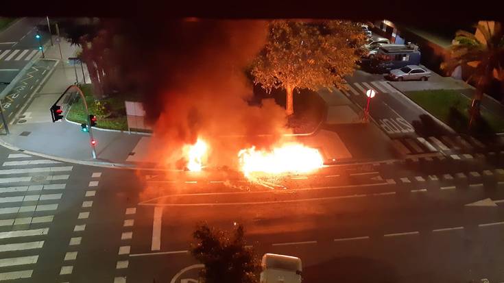 Sei zaborrontzi erre dituzte goizaldean