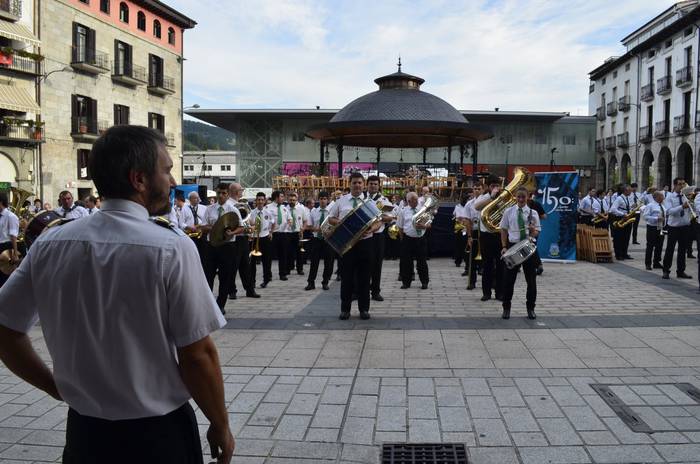 Bandakide izandako jendearen bila ari da Azpeitiko Udal Musika Banda