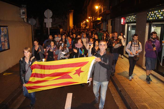 Kazerolada jendetsua egin dute Zarautzen Kataluniari babesa adieratzeko