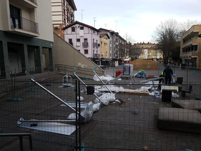 Jolas parke berria jartzen ari dira Beheko plazan