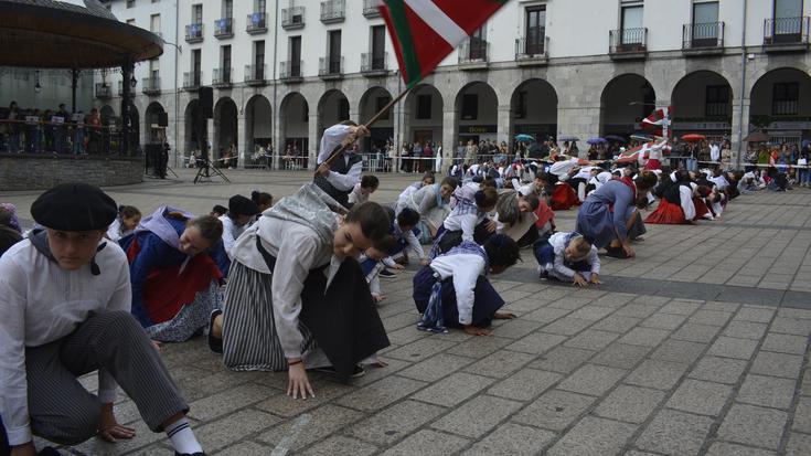Dantzari txikien festa eguna ospatu dute Azpeitian