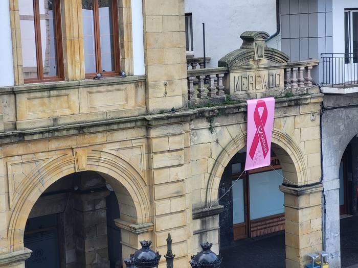 Lazo arrosa plazan, bularreko minbizia dutenei elkartasuna adierazteko