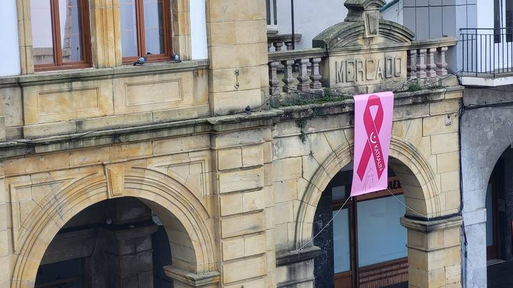 Lazo arrosa plazan, bularreko minbizia dutenei elkartasuna adierazteko