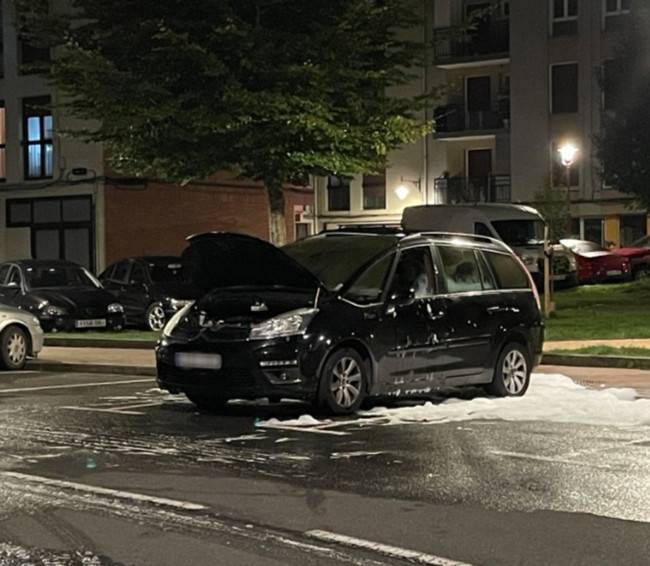 Auto batek su hartu zuen atzo iluntzean Sanjuandegin