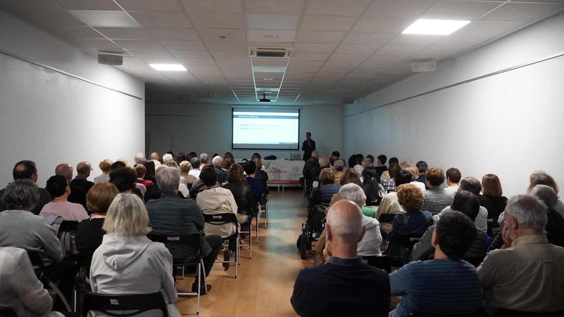 Elkarguneko Oteiza aretoa jendez lepo, Javier Ruiz neurologoaren hitzaldia jarraitzeko
