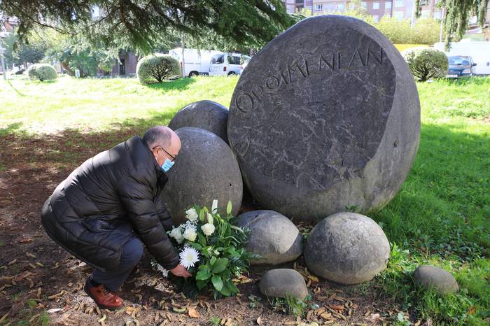 Memoriaren egunean, lore eskaintza egin dute Intsausti aurreko lorategian