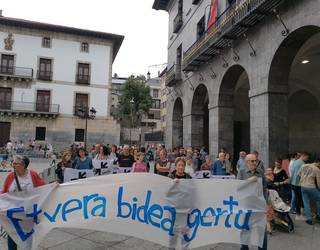 Euskal presoen eta iheslarien eskubideen aldeko elkarretaratzea egingo dute ostiralean