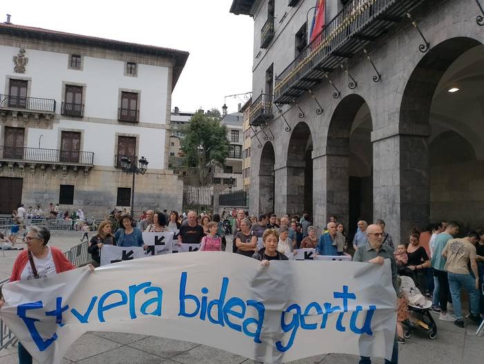 Euskal presoen eta iheslarien eskubideen aldeko elkarretaratzea egingo dute ostiralean