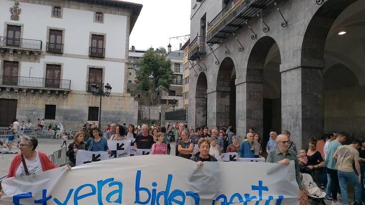 Euskal presoen eta iheslarien eskubideen aldeko elkarretaratzea egingo dute ostiralean