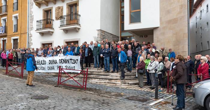 Pentsionistek, astelehenero moduan, elkarretaratzea egin dute udaletxe aurrean