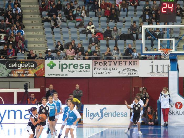 Oriotarrak Ilunben izan ziren saskibaloian jokatzen