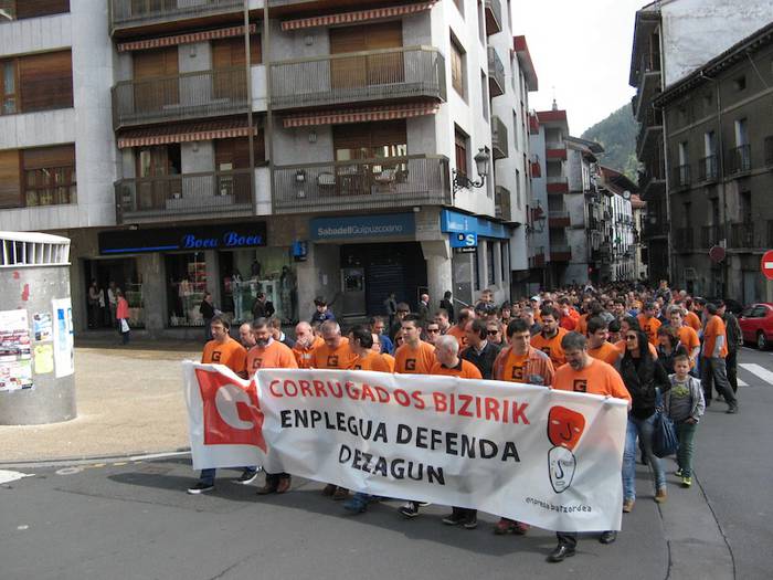 Corrugados ixtearen kontra manifestazioa egin dute ehunka lagunek