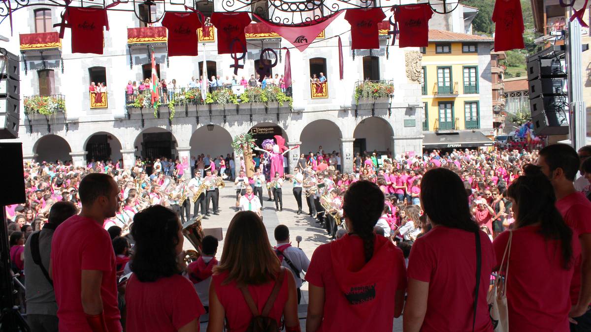 Herriko festa batzordeetako kideek botako dute saninazioetako txupinazoa