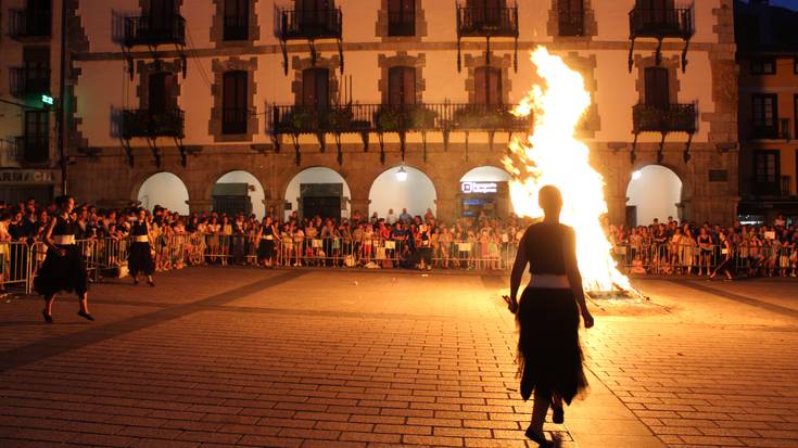 Musika eta dantza artean piztuko dute San Joan sua plaza nagusian