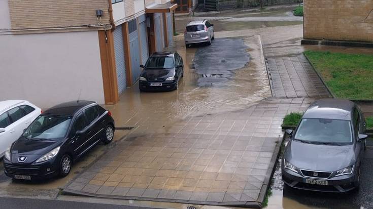 Arroabeko frontoia eta trenbidea hartu ditu urak