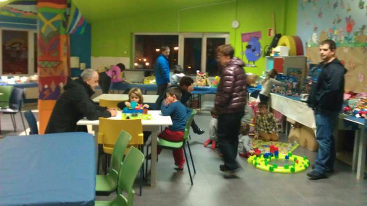 Ehundik gora lagun pasa dira Ludotekako jostailu erakusketatik