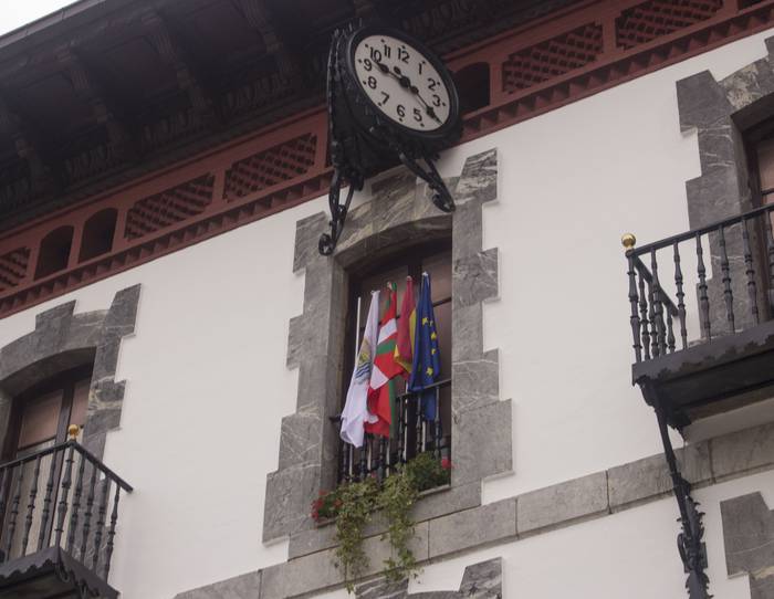 Espainiako bandera jarri dute udaletxean, "EAEko Auzitegi Nagusiak behartuta"