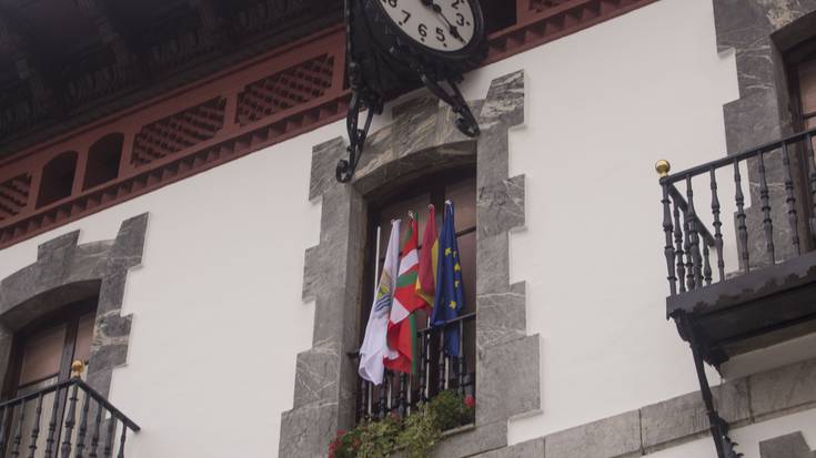 Espainiako bandera jarri dute udaletxean, "EAEko Auzitegi Nagusiak behartuta"