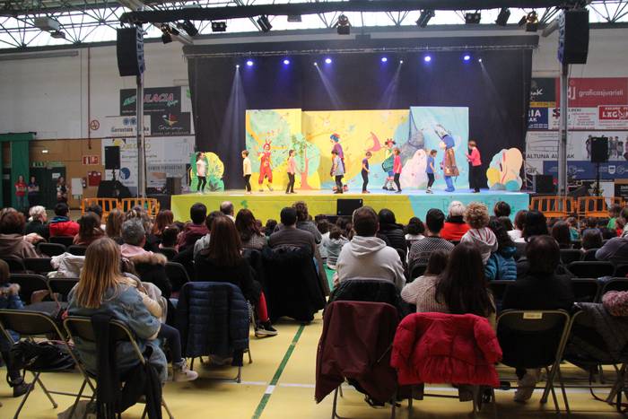 Emanaldia: 'Zerua lapurtu dute', Porrotx, Marimototx, Pupu eta Lore pailazoen eskutik.