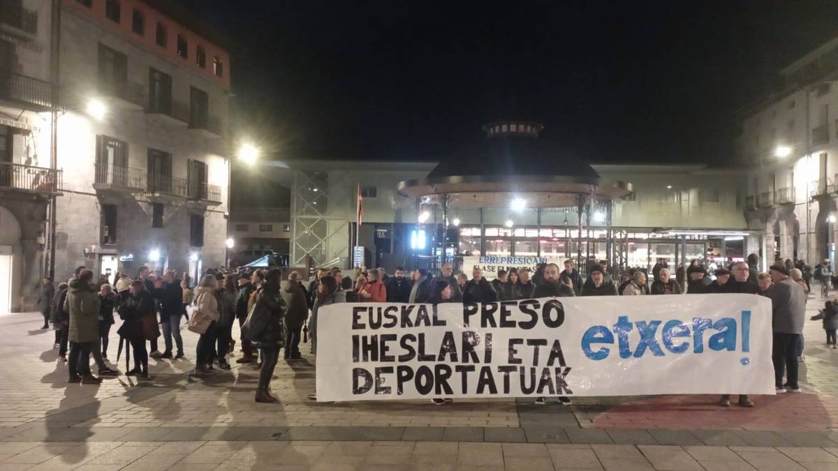 Euskal preso eta iheslarien aldeko urteko lehen elkarretaratzea egin dute