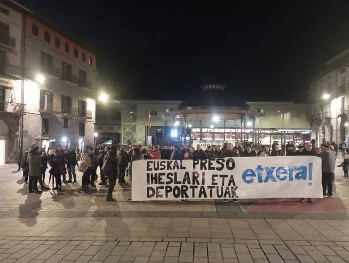 Euskal preso eta iheslarien aldeko urteko lehen elkarretaratzea egin dute