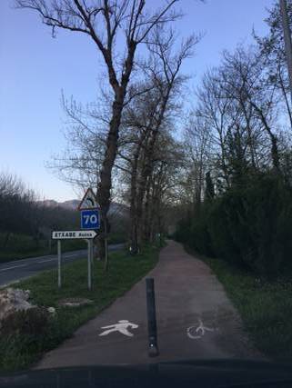 Aizarnazabalen Etxabe bidegorrian farolak jarri dituzte