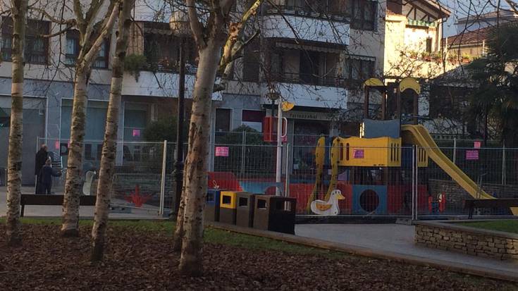 Balentina Agirre plazako parkea itxita, berritzeko lanak tarteko